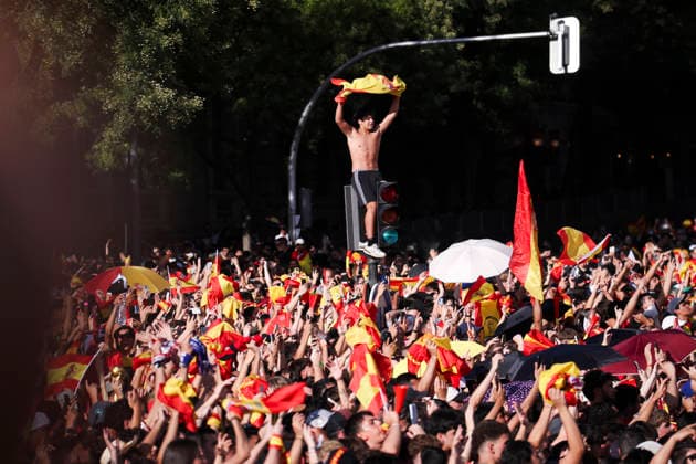 ESP: Spain celebrates World Cup Champions 2026 Fans at Plaza de Cibeles in Madrid, celebrating with his teammates after winning the World Cup. Madrid Madrid Spain *** ESP Spain celebrates the 2026 World Cup champions. Fans at Plaza de Cibeles in Madrid celebrate with their teammates after winning the World Cup. Madrid, Spain Copyright: xAlejandroxMatiasx