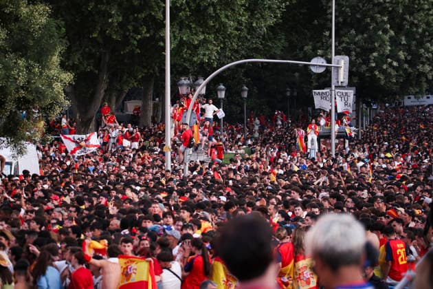 ESP: Spain celebrates World Cup Champions 2026 Fans at Plaza de Cibeles in Madrid, celebrating with his teammates after winning the World Cup. Madrid Madrid Spain *** ESP Spain celebrates the 2026 World Cup champions. Fans at Plaza de Cibeles in Madrid celebrate with their teammates after winning the World Cup. Madrid, Spain Copyright: xAlejandroxMatiasx
