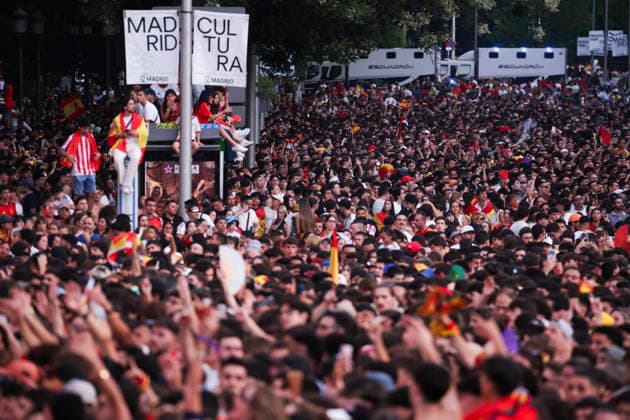 ESP: Spain celebrates World Cup Champions 2026 Fans at Plaza de Cibeles in Madrid, celebrating with his teammates after winning the World Cup. Madrid Madrid Spain *** ESP Spain celebrates the 2026 World Cup champions. Fans at Plaza de Cibeles in Madrid celebrate with their teammates after winning the World Cup. Madrid, Spain Copyright: xAlejandroxMatiasx