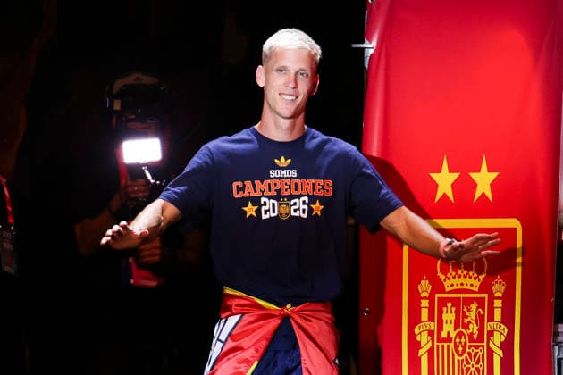 ESP: Spain celebrates World Cup Champions 2026 Dani Olmo enters the stage at Plaza de Cibeles in Madrid, celebrating with his teammates after winning the World Cup. Madrid Madrid Spain *** ESP Spain Celebrates 2026 World Cup Champions: Dani Olmo Takes the Stage at Plaza de Cibeles in Madrid, Celebrating with His Teammates After Winning the World Cup Madrid Madrid Spain Copyright: xAlejandroxMatiasx