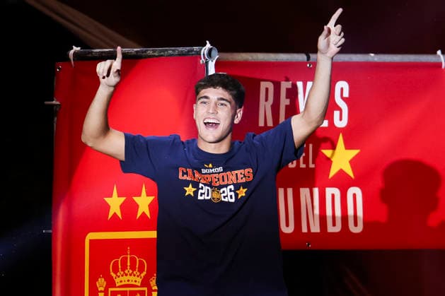 ESP: Spain celebrates World Cup Champions 2026 Cubarsi enters the stage at Plaza de Cibeles in Madrid, celebrating with his teammates after winning the World Cup. Madrid Madrid Spain *** ESP Spain celebrates the 2026 World Cup Champions. Cubarsi takes the stage at Plaza de Cibeles in Madrid, celebrating with his teammates after winning the World Cup. Madrid, Spain Copyright: xAlejandroxMatiasx