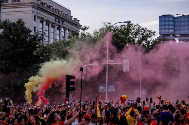 Thousands of supporters filled the city center as Spain celebrated winning its second FIFA World Cup, WM, Weltmeisterschaft, Fussball title - FIFA World Cup 2026 - 20 07 2026 A massive crowd waving Spanish flags celebrates as the Spanish national footbal team, champions of the 2026 FIFA World Cup, returns to Spain and joins the celebrations around the main stage at the Cibeles Fountain on July 20, 2026 in Madrid, Spain Madrid Spain Copyright: xMarinaxFrutos PGSxPhotoxAgencyx