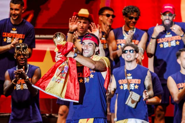 Thousands of supporters filled the city center as Spain celebrated winning its second FIFA World Cup, WM, Weltmeisterschaft, Fussball title - FIFA World Cup 2026 - 20 07 2026 Ferran Torres celebrated the FIFA World Cup title win on the main stage at the Cibeles Fountain on July 20, 2026 in Madrid, Spain Madrid Spain Copyright: xMarinaxFrutos PGSxPhotoxAgencyx