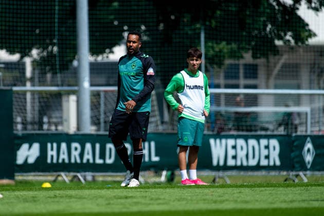 21.07.2026, AUT, Fußball, Herren, 1. Bundesliga, Trainingslager, Saison 2026 2027, Zell am Ziller, SV Werder Bremen Daniel Thioune ( Bremen, Trainer ) Zell am Ziller Parkstadion Tirol Österreich *** July 21, 2026, Austria, Soccer, Men s, 1. Bundesliga, Training Camp, 2026–2027 Season, Zell am Ziller, SV Werder Bremen, Daniel Thioune, Bremen, Coach, Zell am Ziller Parkstadion, Tyrol, Austria Copyright: xNordphotox xMemmlerx