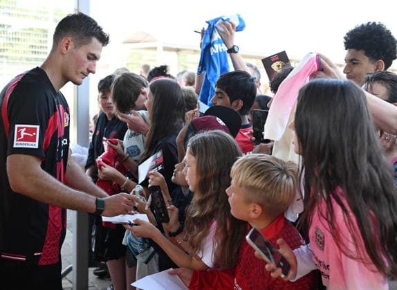 21.07.2026, xophax, Fussball 1.Bundesliga, Bayer 04 Leverkusen . Öffentliches Training . BayArena.Zuschauer. Patrick Schick gibt Autogramme. Leverkusen *** July 21, 2026, xophax, Soccer, Bundesliga 1, Bayer 04 Leverkusen, Open Practice at BayArena, Spectators, Patrick Schick Signs Autographs, Leverkusen
