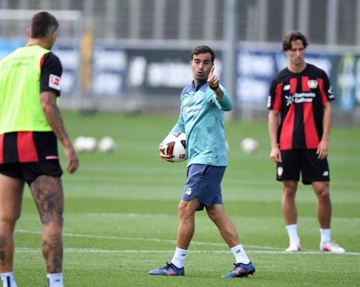 21.07.2026, xophax, Fussball 1.Bundesliga, Bayer 04 Leverkusen . Öffentliches Training . BayArena . Trainer Carles Martinez Novell ( Bayer 04 Leverkusen ) Leverkusen *** July 21, 2026, xophax, Soccer, Bundesliga 1, Bayer 04 Leverkusen, Open Practice at BayArena, Coach Carles Martinez, Novell, Bayer 04 Leverkusen, Leverkusen