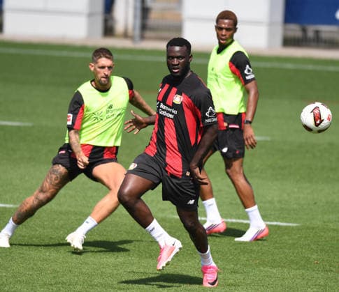 21.07.2026, xophax, Fussball 1.Bundesliga, Bayer 04 Leverkusen . Öffentliches Training . BayArena . Robert Andrich , links und Victor Boniface , rechts ( beide Bayer 04 Leverkusen ) Leverkusen *** July 21, 2026, xophax, Soccer, Bundesliga 1, Bayer 04 Leverkusen, Open Practice at BayArena: Robert Andrich (left) and Victor Boniface (right), both of Bayer 04 Leverkusen, Leverkusen