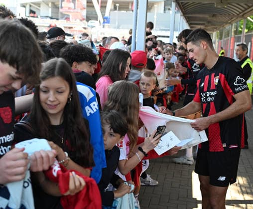 21.07.2026, xophax, Fussball 1.Bundesliga, Bayer 04 Leverkusen . Öffentliches Training . BayArena.Zuschauer. Patrick Schick gibt Autogramme. Leverkusen *** July 21, 2026, xophax, Soccer, Bundesliga 1, Bayer 04 Leverkusen, Open Practice at BayArena, Spectators, Patrick Schick Signs Autographs, Leverkusen