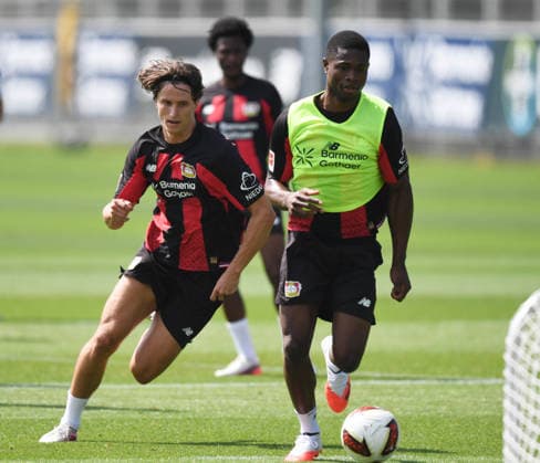 21.07.2026, xophax, Fussball 1.Bundesliga, Bayer 04 Leverkusen . Öffentliches Training . BayArena . Tim Oermann , links und Christian Kofane, rechts ( Bayer 04 ) Leverkusen *** July 21, 2026, xophax, Soccer, Bundesliga 1, Bayer 04 Leverkusen, Open Practice at BayArena: Tim Oermann (left) and Christian Kofane (right), Bayer 04 Leverkusen