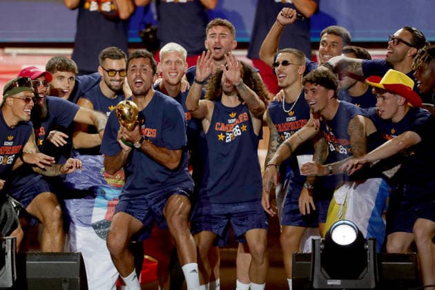 July 20, 2026, Madrid, Madrid, Spain: Spain national team, Nationalteam captain RODRI HERNANDEZ performs the ceremonial build-up ritual on the main stage at Plaza de Cibeles, hyping up his teammates and thousands of cheering supporters before raising the 2026 World Cup trophy. Surrounded by the entire squad and an electric crowd of over 120,000 fans in the squareÃ¢â‚¬part of an estimated two million people who flooded the streets of Madrid to welcome the teamÃ¢â‚¬the midfielder led the national celebrations following Spain s historic 1-0 victory against Argentina, commemorating the conquest of their second world title. Madrid Spain - ZUMAo127 20260720_zep_o127_242 Copyright: xHugoxOrtunox