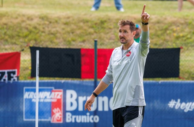 21.07.2026 - Fussball - 2. Fussball-Bundesliga - Saison 2026 2027 - 1. FC Nürnberg FCN Club - Trainingslager Sommer Sommertrainingslager Gais - Bruneck - Südtirol - Zink DaMa - xdaxmax - Miroslav Miro Klose ( Trainer 1. FC Nürnberg FCN ) zeigt an gestikuliert dirigiert gibt Anweisungen *** July 21, 2026 Soccer 2 Soccer Bundesliga 2026–2027 Season 1. FC Nürnberg (FCN) Club Summer Training Camp Summer Training Camp in Gais, Bruneck, South Tyrol Zink DaMa xdaxmax Miroslav Miro Klose, Coach of 1. FC Nürnberg FCN points, gestures, directs, gives instructions
