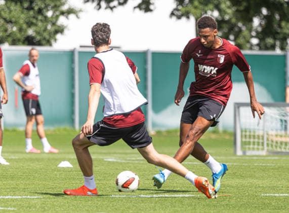 Neuzugang Sima Suso (FC Augsburg 8, re.) spielt den Ball gegen Tim Schnitzer; FC Augsburg, Training, *** New signing Sima Suso (FC Augsburg 8, right) plays the ball against Tim Schnitzer (FC Augsburg), during training,