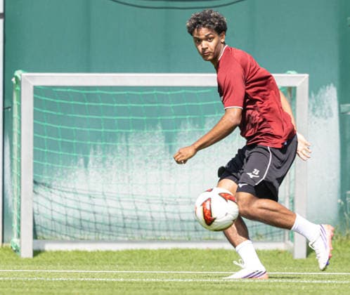 Faik Sakar (FC Augsburg 23), Neuzugang, spielt den Ball; FC Augsburg, Training, *** Faik Sakar, FC Augsburg 23, new signing, plays the ball, FC Augsburg, practice,