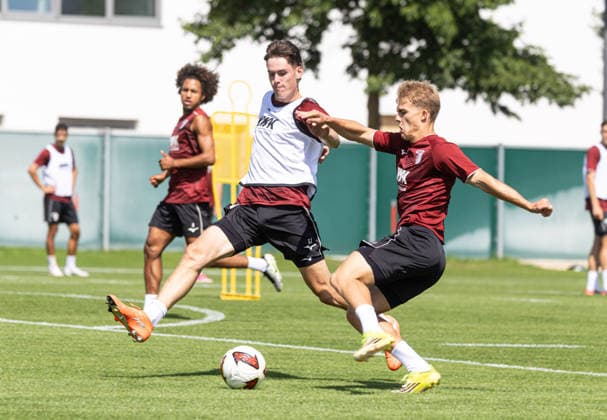 Neuzugang Hennes Behrens (FC Augsburg 16) im Zweikampf gegen Tim Schnitzer (li.); FC Augsburg, Training, *** New signing Hennes Behrens of FC Augsburg 16 in a tackle against Tim Schnitzer of FC Augsburg, practice,