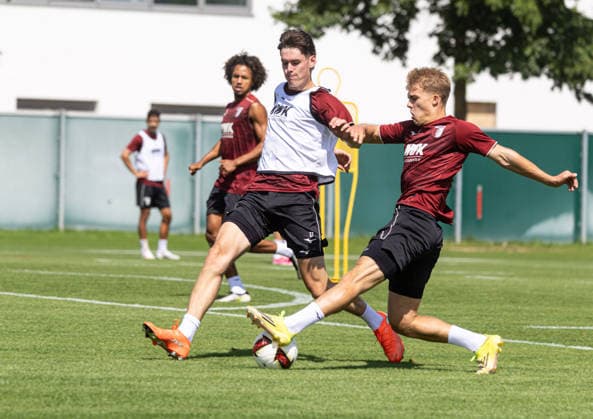 Neuzugang Hennes Behrens (FC Augsburg 16) im Zweikampf gegen Tim Schnitzer (li.); FC Augsburg, Training, *** New signing Hennes Behrens of FC Augsburg 16 in a tackle against Tim Schnitzer of FC Augsburg, practice,