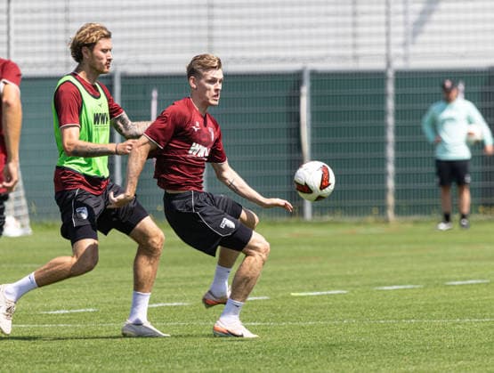 Anton Kade (FC Augsburg 30) im Zweikampf gegen Calvin Brackelmann FC Augsburg 2, li.); FC Augsburg, Training, *** Anton Kade (FC Augsburg 30) in a tackle against Calvin Brackelmann (FC Augsburg 2), left: FC Augsburg, practice,