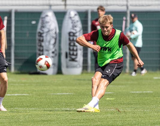 Hennes Behrens (FC Augsburg 16) spielt den Ball; FC Augsburg, Training, *** Hennes Behrens FC Augsburg 16 plays the ball FC Augsburg, Practice,
