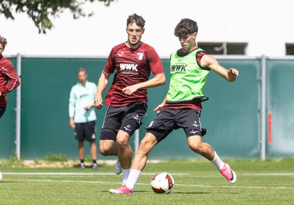 Rodrigo Ribeiro (FC Augsburg 9) im Zweikampf gegen Keven Schlotterbeck (FC Augsburg 31); FC Augsburg, Training, *** Rodrigo Ribeiro (FC Augsburg 9) in a tackle against Keven Schlotterbeck (FC Augsburg 31), FC Augsburg, Training,