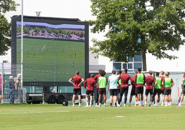 Die große Videowand, in der Zeit von Trainer Sandro Wagner eingeführt, ist wieder in Betrieb. Das Trainerteam zeigt den Spielern aktuelle Szenen aus dem laufenden Training; FC Augsburg, Training, *** The large video wall, introduced during coach Sandro Wagner s tenure, is back in use. The coaching staff is showing the players current footage from the ongoing practice session. FC Augsburg, Practice,