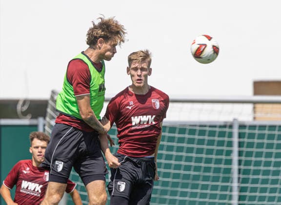 Kopfballduell zwischen Calvin Brackelmann FC Augsburg 2, li.) und Anton Kade (FC Augsburg 30); FC Augsburg, Training, *** Heading duel between Calvin Brackelmann (FC Augsburg 2, left) and Anton Kade (FC Augsburg 30), FC Augsburg, training,