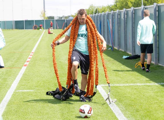 Andreas Bäumler (Reha- und Athletiktrainer FC Augsburg) räumt auf; FC Augsburg, Training, *** Andreas Bäumler, FC Augsburg s rehabilitation and athletic trainer, cleans up FC Augsburg, Training,