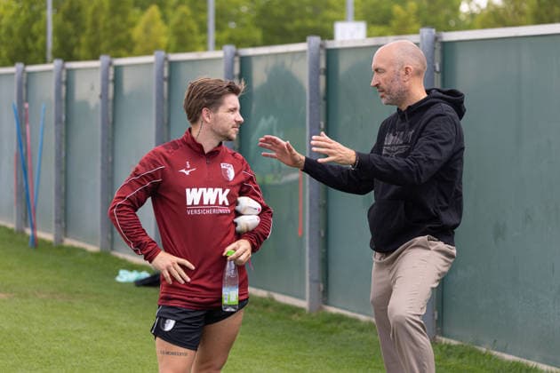 Jacob Friis (Nationaltrainer Finnland, ehemals Co.-Trainer FC Augsburg) machte auf der Durchreise Station beim FC Augsburg, hier im Gespräch mit seinem dänischen Landsmann Mads Pedersen (FC Augsburg 3) FC Augsburg, Training, *** Jacob Friis, head coach of the Finnish national team and former assistant coach at FC Augsburg, stopped by FC Augsburg while passing through; here he is talking with his Danish compatriot Mads Pedersen. FC Augsburg 3 FC Augsburg, Training,