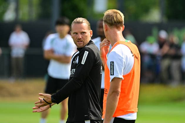21.07.2026; Moenchengladbach; Fussball, Herren, Saison 2026 2027, Training Borussia Moenchengladbach Eugen Polanski (Trainer Gladbach, li.) mit Isac Lidberg (Gladbach, re.) DFL regulations prohibit any use of photographs as image sequences and or quasi-video. ista-Borussia-Park NRW Deutschland *** July 21, 2026, Mönchengladbach Soccer, Men s, 2026–2027 season, Borussia Mönchengladbach training session: Eugen Polanski, Gladbach coach (left), with Isac Lidberg (Gladbach, right). DFL regulations prohibit any use of photographs as image sequences and or quasi-video content. Borussia Park, North Rhine-Westphalia, Germany