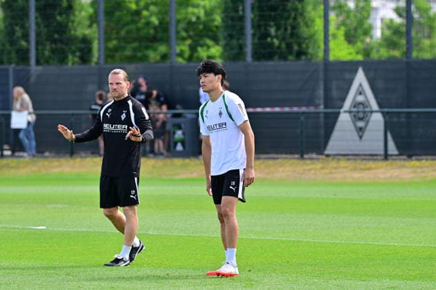 21.07.2026; Moenchengladbach; Fussball, Herren, Saison 2026 2027, Training Borussia Moenchengladbach Eugen Polanski (Trainer Gladbach, li.) mit Shuto Machino (Gladbach, re.) DFL regulations prohibit any use of photographs as image sequences and or quasi-video. ista-Borussia-Park NRW Deutschland *** July 21, 2026, Mönchengladbach Soccer, Men s, 2026–2027 season, Borussia Mönchengladbach training session: Eugen Polanski, Gladbach coach (left), with Shuto Machino (Gladbach, right). DFL regulations prohibit any use of photographs as image sequences and or quasi-video content. Borussia Park, North Rhine-Westphalia, Germany
