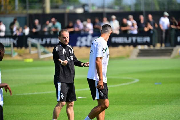 21.07.2026; Moenchengladbach; Fussball, Herren, Saison 2026 2027, Training Borussia Moenchengladbach Im Gespraech v. li. Eugen Polanski (Trainer Gladbach), Tim Kleindienst (Gladbach) DFL regulations prohibit any use of photographs as image sequences and or quasi-video. ista-Borussia-Park NRW Deutschland *** July 21, 2026, Mönchengladbach Soccer, Men s, 2026–2027 season, Borussia Mönchengladbach training session: A conversation with (from left) Eugen Polanski, Gladbach coach, and Tim Kleindienst, Gladbach. DFL regulations prohibit any use of photographs as image sequences and or quasi-video content at Borussia Park, North Rhine-Westphalia, Germany