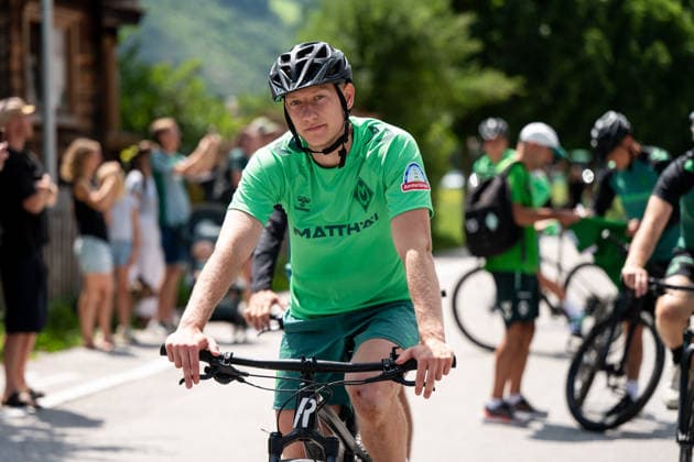 21.07.2026, AUT, Fußball, Herren, 1. Bundesliga, Trainingslager, Saison 2026 2027, Zell am Ziller, SV Werder Bremen Oskar Wojcik ( Bremen, 03 ) auf dem Fahrrad, Zell am Ziller Parkstadion Tirol Österreich *** July 21, 2026, Austria, Soccer, Men s, 1. Bundesliga, Training Camp, 2026–2027 Season, Zell am Ziller, SV Werder Bremen, Oskar Wojcik (Bremen), No. 3 on a bike, Zell am Ziller Parkstadion, Tyrol, Austria Copyright: xNordphotox xMemmlerx