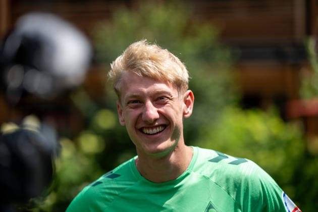 21.07.2026, AUT, Fußball, Herren, 1. Bundesliga, Trainingslager, Saison 2026 2027, Zell am Ziller, SV Werder Bremen Oskar Wojcik ( Bremen, 03 ) beim Interview in der Mixed Zone im Malisgarten Hotel, Zell am Ziller Parkstadion Tirol Österreich *** July 21, 2026, Austria, Soccer, Men s, 1. Bundesliga, Training Camp, 2026–2027 Season, Zell am Ziller, SV Werder Bremen’s Oskar Wojcik, No. 3, during an interview in the mixed zone at the Malisgarten Hotel, Zell am Ziller Parkstadion, Tyrol, Austria Copyright: xNordphotox xMemmlerx