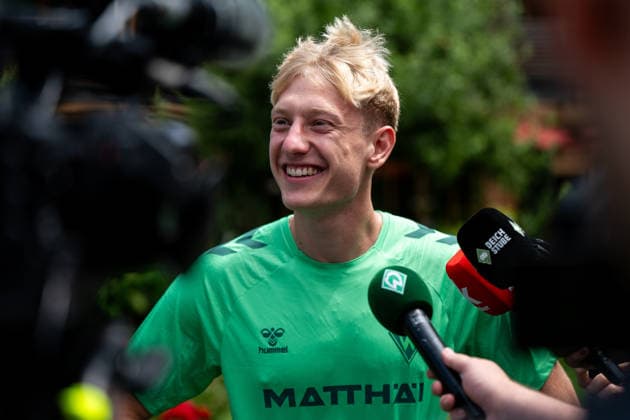 21.07.2026, AUT, Fußball, Herren, 1. Bundesliga, Trainingslager, Saison 2026 2027, Zell am Ziller, SV Werder Bremen Oskar Wojcik ( Bremen, 03 ) beim Interview in der Mixed Zone im Malisgarten Hotel, Zell am Ziller Parkstadion Tirol Österreich *** July 21, 2026, Austria, Soccer, Men s, 1. Bundesliga, Training Camp, 2026–2027 Season, Zell am Ziller, SV Werder Bremen’s Oskar Wojcik, No. 3, during an interview in the mixed zone at the Malisgarten Hotel, Zell am Ziller Parkstadion, Tyrol, Austria Copyright: xNordphotox xMemmlerx