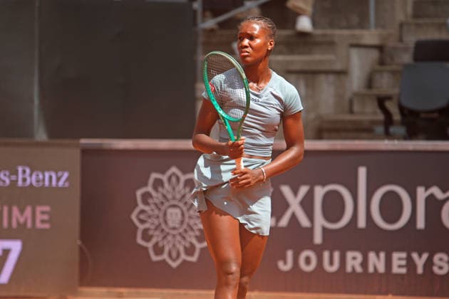 MSC Hamburg Ladies Open WTA, Tennis Damen 250) am Hamburger Rothenbaum: Noma Noha Akugue(Deutschland) in der 1. Runde. Eine Böe wirbelte kurz den Sand auf den Centre Court auf. *** MSC Hamburg Ladies Open WTA 250 at Hamburg s Rothenbaum: Noma Noha Akugue of Germany in the first round. A gust of wind briefly whipped up the sand on Center Court.