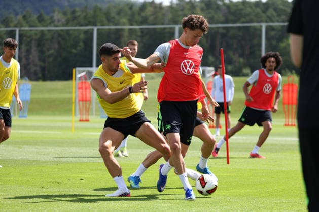 VfL Trainingslager, Weimarer Land Blankenhain, 21.07.2026, Fußball, Herren, Saison 2026 2027, 2. BL, VfL Wolfsburg, Sommer-Trainingslager: Tag 3. Konstantinos Koulierakis (VfL Wolfsburg), Bruno Katz (VfL Wolfsburg) Weimarer Land, Thüringen Deutschland *** VfL Training Camp, Weimarer Land Blankenhain, July 21, 2026, Soccer, Men s, 2026–2027 Season, 2. Bundesliga, VfL Wolfsburg, Summer Training Camp Day 3: Konstantinos Koulierakis (VfL Wolfsburg), Bruno Katz (VfL Wolfsburg), Weimarer Land, Thuringia, Germany