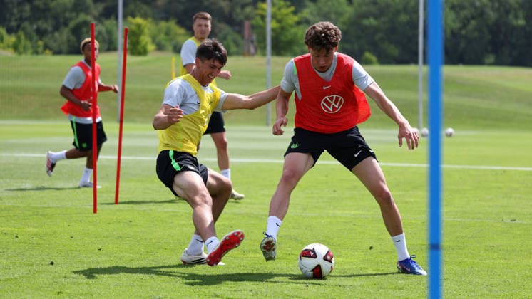 VfL Trainingslager, Weimarer Land Blankenhain, 21.07.2026, Fußball, Herren, Saison 2026 2027, 2. BL, VfL Wolfsburg, Sommer-Trainingslager: Tag 3. Eryk Grzywacz (VfL Wolfsburg), Bruno Katz (VfL Wolfsburg) Weimarer Land, Thüringen Deutschland *** VfL Training Camp, Weimarer Land Blankenhain, July 21, 2026, Soccer, Men s, 2026–2027 Season, 2. Bundesliga, VfL Wolfsburg, Summer Training Camp Day 3: Eryk Grzywacz (VfL Wolfsburg), Bruno Katz (VfL Wolfsburg), Weimarer Land, Thuringia, Germany