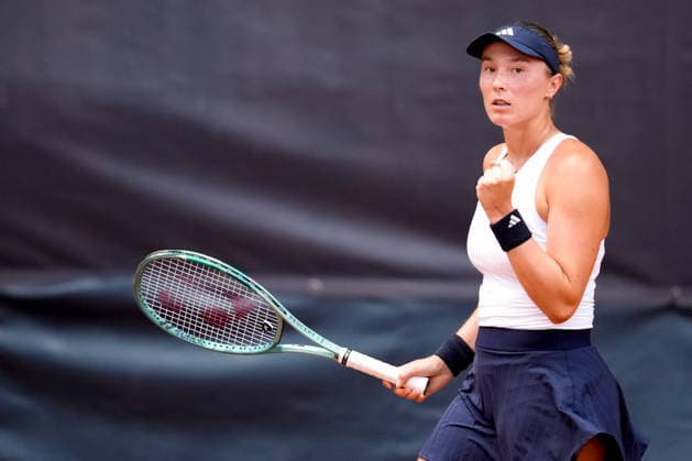 MSC Hamburg Ladies Open - Day 2 Alina Charaeva of Armenia plays against Sara Sorribes Tormo of Spain during their round of 32 match at the 2026 MSC Hamburg Ladies Open women s tennis tournament at Am Rothenbaum in Hamburg, Germany. Hamburg Hamburg Greece  Copyright: xOwenxHammondx originalFilename:hammond-2026msch260721_nptgB.jpg