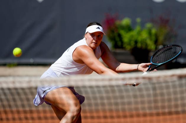 MSC Hamburg Ladies Open - Day 2 Hamburg, Germany 21 Jul 2026 - Jule Niemeier (GER) in action during their R32 match against Maria Lourdes Carle (ARG) at the 2026 MSC Hamburg Ladies Open Women s tennis tournament taking place at Am Rothenbaum, Hamburg, Germany. Hamburg Hamburg Greece  Copyright: xOwenxHammondx originalFilename:hammond-2026msch260721_npTJp.jpg