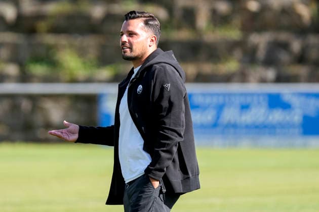 Anthony Loviso (Sportdirektor, SVS), gibt Anweisungen, gestikuliert, mit den Armen gestikulieren, Einzelbild, Einzelfoto, Aktion, Action, 21.07.2026, Eppelheim (Deutschland), Fussball, Testspiel, ASV Eppelheim - SV Sandhausen *** Anthony Loviso, sporting director of SVS, gives instructions, gesturing with his arms; single frame, single photo, action, July 21, 2026, Eppelheim, Germany, soccer, friendly match, ASV Eppelheim vs. SV Sandhausen xozx