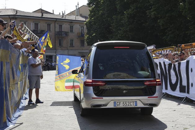 News - Funerali Osvaldo Bagnoli il feretro di mistewr Osvaldo Bagnoli lascia la piazza della Basilica di San Zeno per il suo ultimo viaggio.douring Funerali Osvaldo Bagnoli, Basilica di San Zeno Verona, Italy, on July 21, 2026. Verona Basilica di San Zeno Italy Copyright: xDavidexCasentinix xLiveMediax 0862306874st
