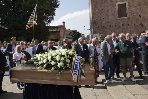 News - Funerali Osvaldo Bagnoli il feetro di mister Osvaldo Bagnoli douring Funerali Osvaldo Bagnoli, Basilica di San Zeno Verona, Italy, on July 21, 2026. Verona Basilica di San Zeno Italy Copyright: xDavidexCasentinix xLiveMediax 0862306879st