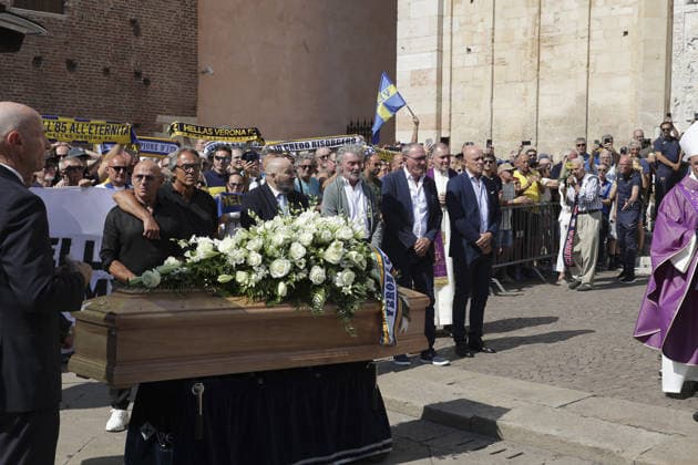 News - Funerali Osvaldo Bagnoli il feretro di mister Osvaldo Bagnoli accompagnato dai suoi giocatori con cui havinto lo scudetto a Verona douring Funerali Osvaldo Bagnoli, Basilica di San Zeno Verona, Italy, on July 21, 2026. Verona Basilica di San Zeno Italy Copyright: xDavidexCasentinix xLiveMediax 0862306887st