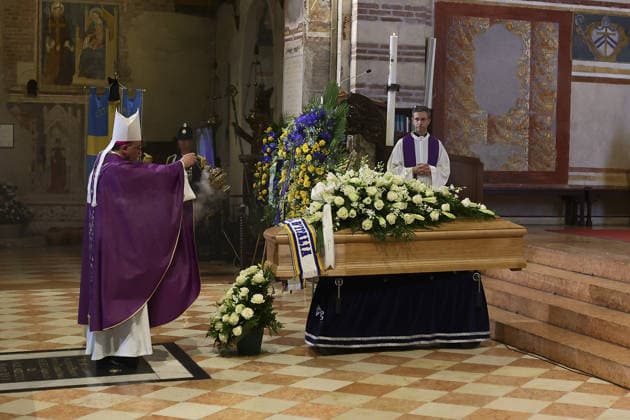 News - Funerali Osvaldo Bagnoli Il Vescovo Domenico Pompili benedice il feretro di Osvaldo Bagnoli douring Funerali Osvaldo Bagnoli, Basilica di San Zeno Verona, Italy, on July 21, 2026. Verona Basilica di San Zeno Italy Copyright: xDavidexCasentinix xLiveMediax 0862306859st