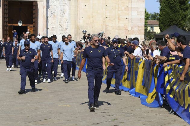 News - Funerali Osvaldo Bagnoli La sqadra dell Hellas Verona lascia la basilica alla fine della celebrazione douring Funerali Osvaldo Bagnoli, Basilica di San Zeno Verona, Italy, on July 21, 2026. Verona Basilica di San Zeno Italy Copyright: xDavidexCasentinix xLiveMediax 0862306863st