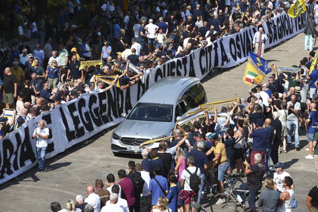 News - Funerali Osvaldo Bagnoli il feretro ldi mister Osvaldo Bagnoli lascia piazza San Zeno dopo la celebrazione douring Funerali Osvaldo Bagnoli, Basilica di San Zeno Verona, Italy, on July 21, 2026. Verona Basilica di San Zeno Italy Copyright: xDavidexCasentinix xLiveMediax 0862306865st