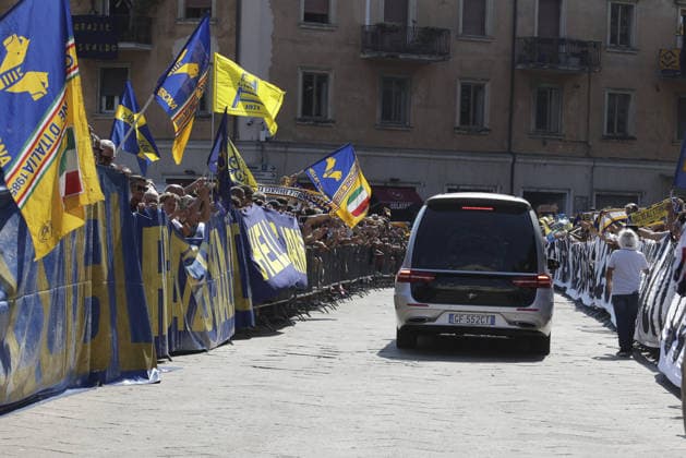 News - Funerali Osvaldo Bagnoli il feretro di mistewr Osvaldo Bagnoli lascia la piazza della Basilica di San Zeno per il suo ultimo viaggio.douring Funerali Osvaldo Bagnoli, Basilica di San Zeno Verona, Italy, on July 21, 2026. Verona Basilica di San Zeno Italy Copyright: xDavidexCasentinix xLiveMediax 0862306871st