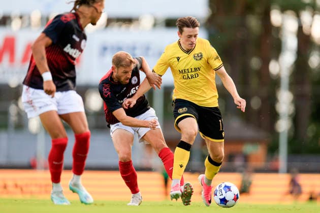 SÖLVESBORG, SVERIGE 20260721 Lincoln red imps FC:s Joe mot Mjällbys Elliot Stroud under tisdagens fotbollsmatch, andra kvalomgangen till Champions League, första mötet Mjällby AIF- Lincoln Red Imps FC, pa Strandvallen i Sölvesborg, Sverige, 21 juli 2026. SÖLVESBORG SVERIGE x10600x *** SÖLVESBORG, SWEDEN July 21, 2026 Lincoln Red Imps FC’s Joe against Mjällby’s Elliot Stroud during Tuesday’s soccer match, the second qualifying round of the Champions League, the first leg between Mjällby AIF and Lincoln Red Imps FC, at Strandvallen in Sölvesborg, Sweden, July 21, 2026 SÖLVESBORG SWEDEN x10600x  Copyright: xAndreasxHillergren TTx CHAMPIONS LEAGUE KVAL MJÄLLBY-LINCOLN RED IMPS
