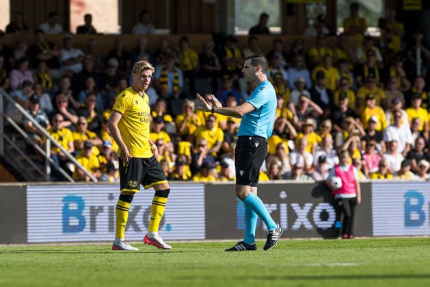 260721 Jeppe Kjaer of Mjällby and Referee Matthew De Gabriele during the UEFA Champions League qualifying match between Mjällby and Lincoln Red Imps on July 21, 2026 in Hällevik. Photo: Christoffer Borg Mattisson BILDBYRAN COP 261 CB0541 fotboll football soccer fotball uefa champions league champions league mjällby lincoln red imps bbeng *** July 21, 2026: Jeppe Kjaer of Mjällby and Referee Matthew De Gabriele during the UEFA Champions League qualifying match between Mjällby and Lincoln Red Imps on July 21, 2026 in Hällevik. Photo by Christoffer Borg Mattisson, BILDBYRAN COP 261 CB0541 soccer football fotball UEFA Champions League Champions League Mjällby Lincoln Red Imps bbeng  Copyright: CHRISTOFFERxBORGxMATTISSON BB260721CB036