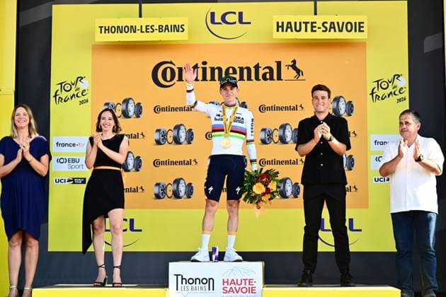 Tour de France 2026 Stage 16 THONON-LES-BAINS, FRANCE - JULY 21 : Evenepoel Remco (BEL) of Red Bull - BORA - Hansgrohe pictured during the podium ceremony of stage 16 of the 113rd edition of Tour de France an UCI World Tour 2.UWT Individual Time Trial stage for Men Elite of 26 km with start in Evian-les-Bains and finish in Thonon-les-Bains on July 21, 2026 in Thonon-les-Bains, France, 21 07 2026 Thonon-les-Bains France  Copyright: xPeterxDexVoechtx