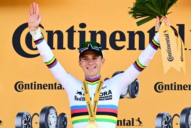 Tour de France 2026 Stage 16 THONON-LES-BAINS, FRANCE - JULY 21 : Evenepoel Remco (BEL) of Red Bull - BORA - Hansgrohe pictured during the podium ceremony of stage 16 of the 113rd edition of Tour de France an UCI World Tour 2.UWT Individual Time Trial stage for Men Elite of 26 km with start in Evian-les-Bains and finish in Thonon-les-Bains on July 21, 2026 in Thonon-les-Bains, France, 21 07 2026 Thonon-les-Bains France  Copyright: xPeterxDexVoechtx