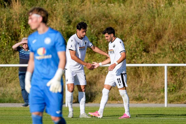 v.li.: Lukas Mazagg (SVS, 21), Torschütze Mert Tasdelen (SVS, 11), Spieler vom SV Sandhausen (SVS), jubeln über das Tor zum 0:2, Jubel, Torjubel, Torerfolg, celebrate the goal, goal, celebration, jubelt ueber das Tor, Freuen, Freude, freut sich, optimistisch, positiv, Spielszene, Highlight, Action, Aktion, 21.07.2026, Eppelheim (Deutschland), Fussball, Testspiel, ASV Eppelheim - SV Sandhausen *** From left: Lukas Mazagg (SVS), 21, goal scorer Mert Tasdelen (SVS), 11, and a player from SV Sandhausen (SVS) celebrate the goal that made it 0–2, Celebration, goal celebration, goal scored, celebrating the goal, goal, celebration, celebrating the goal, joy, happiness, happy, optimistic, positive, game scene, highlight, action, July 21, 2026, Eppelheim, Germany, soccer, friendly match, ASV Eppelheim vs. SV Sandhausen xozx